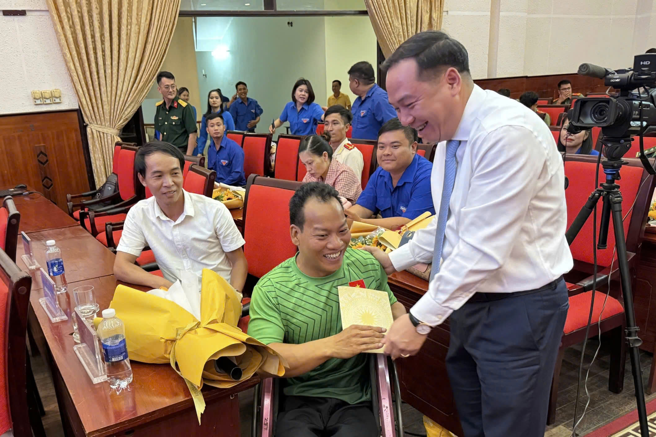 Đồng chí Hồ Xuân Trường, Phó Bí thư Tỉnh ủy Đắk Nông tặng quà tuyên dương, động viên vận động viên cử tạ Lê Văn Công.