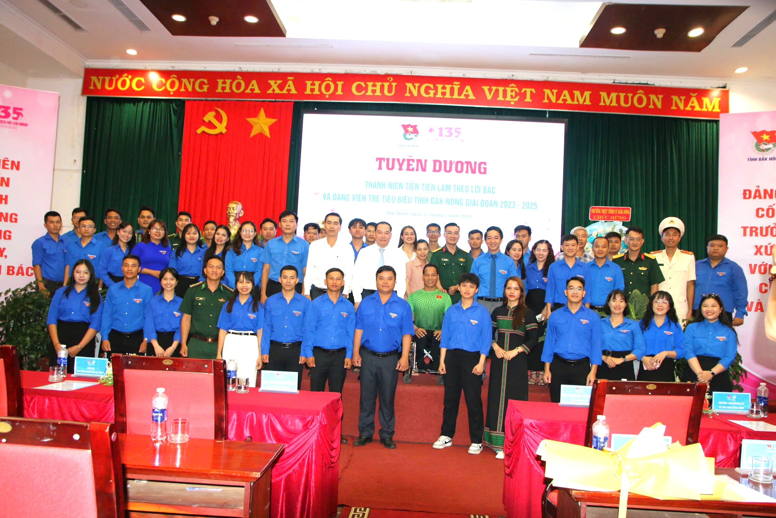 Đồng chí Hồ Xuân Trường, Phó Bí thư Tỉnh ủy Đắk Nông, các đại biểu động viên, thanh niên tiên tiến làm theo lời Bác và Đảng viên trẻ tiêu biểu tỉnh Đắk Nông giai đoạn 2023 - 2025.